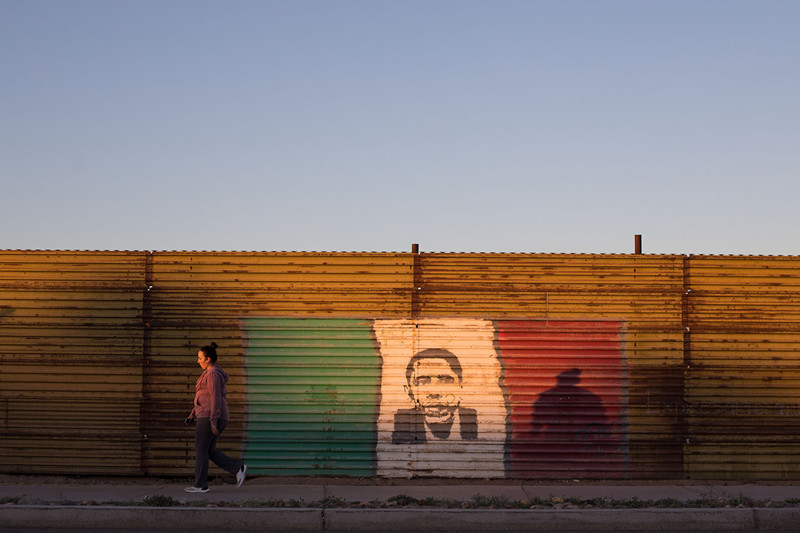 Портрет Барака Обамы на приграничной стене с мексиканской стороны в районе города Сан-Луис-Рио-Колорадо