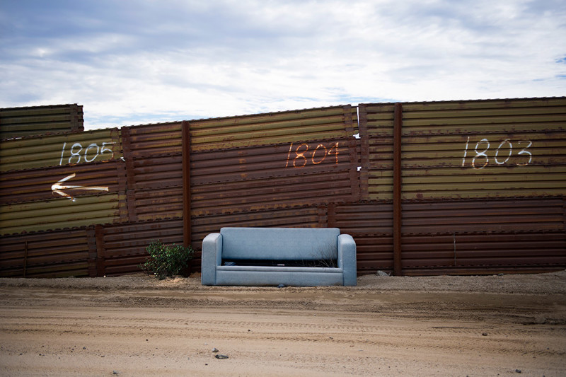 Заброшенный диван на границе с Мексикой в местечке Текейт, Калифорния