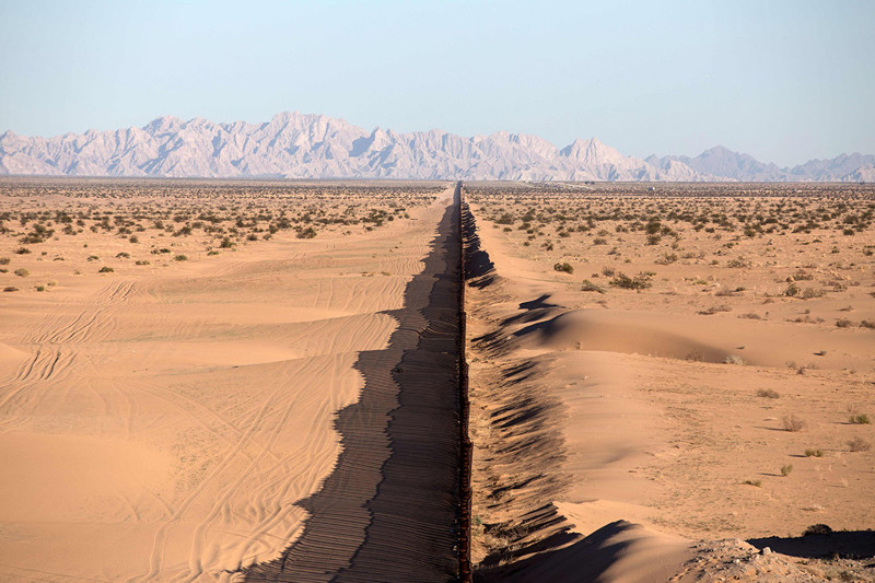 Стена посреди пустыни на границе с Мексикой в районе города Сан-Луис-Рио-Колорадо