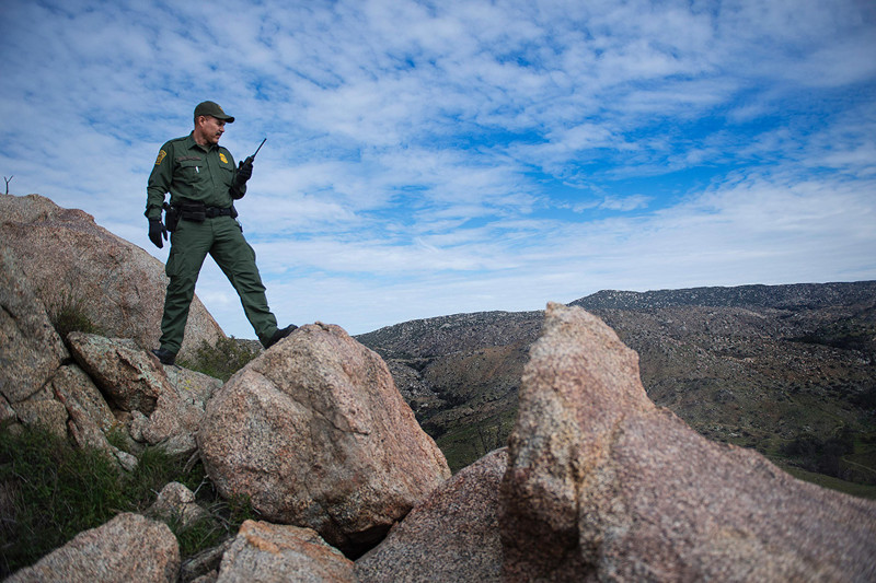 Пограничный патруль проверяет местность после получения сигнала с пограничного сенсора. 