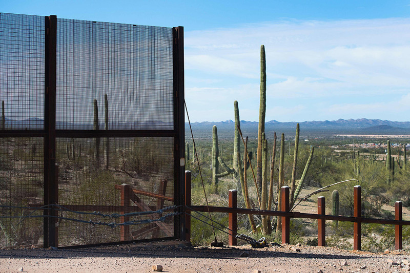 "Стыковка" серьезного забора с символическим приграничным барьером в штате Аризона