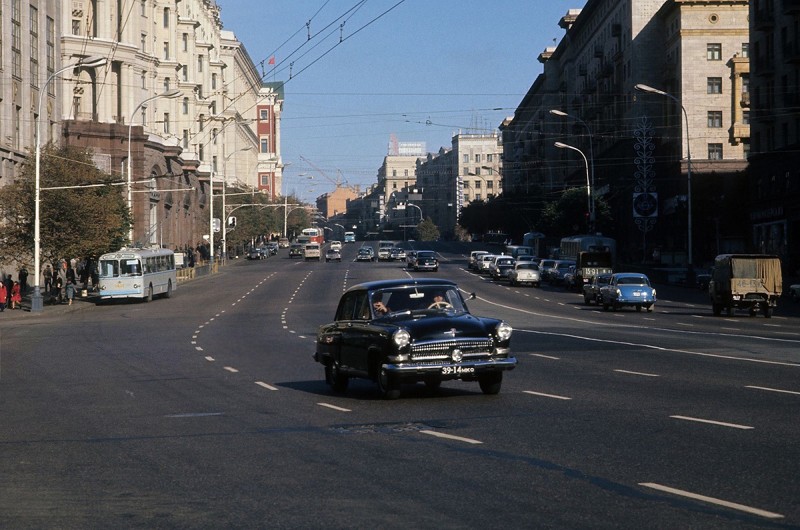 1972 год. Полупустая Тверская. На переднем плане "Волга" из правительственного гаража с дополнительной фарой.