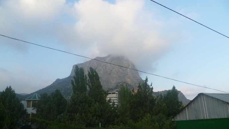Облако зацепилось за вершину горы Сокол