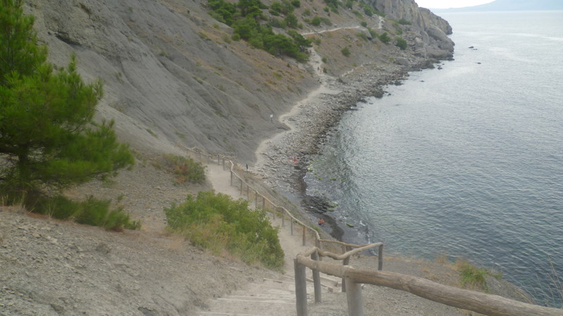 Внизу пляж,все купаются,хотя стоят таблички Запрещено.