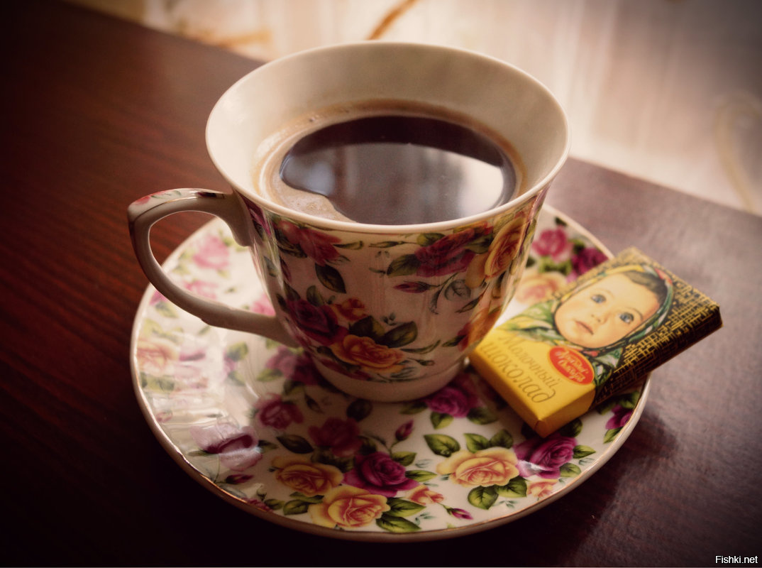 Чай и плитка шоколада. Красивые чашки. Кружка с чаем. Красивая чашка кофе. Кофейная чашка.