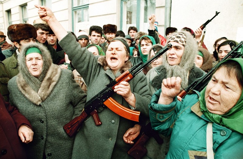 Чеченские женщины во время антироссийской акции перед зданием парламента. Грозный. Чеченская Республика Ичкерия. (Иначе Чеченская республика). РФ. 15 декабря 1994 года.