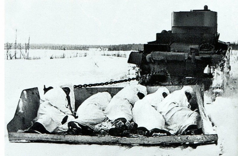  Советский танк Т-26 буксирует броне-волокушу с пехотинцами во время атаки на финские позиции. Фото периода "Зимней войны".