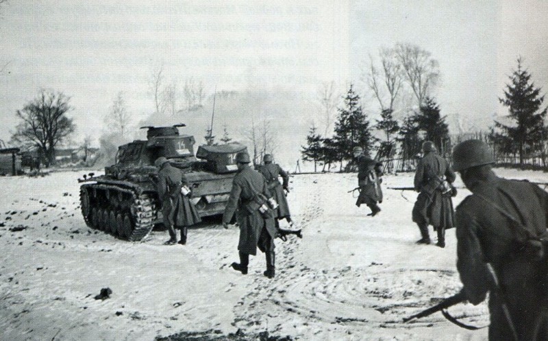 Ноябрь 1941 года. Немцы бредут в атаку под Волоколамском.