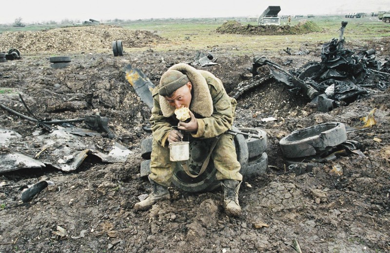 Фотограф В. Вяткин. Солдатский обед. Чеченская Республика, 1 апреля 1999. РИА Новости