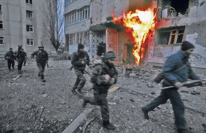 Передвижение боевиков в сторону президентского дворца под огнем артиллерии. Грозный. Чеченская Республика. Январь 1995. Фотография предоставлена Дж. Батлер (Великобритания)
