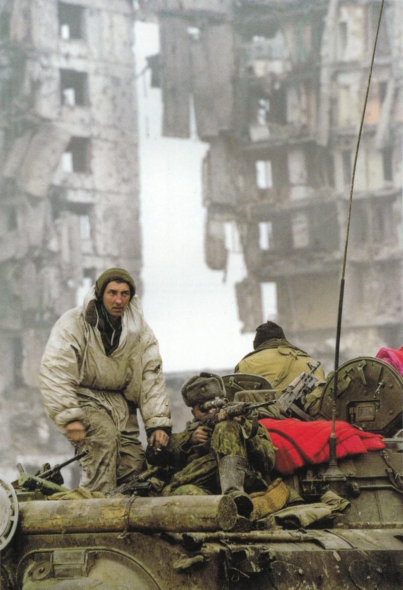 Российские солдаты во время штурма Грозного. Чеченская республика. РФ. Январь-февраль 1995 года.