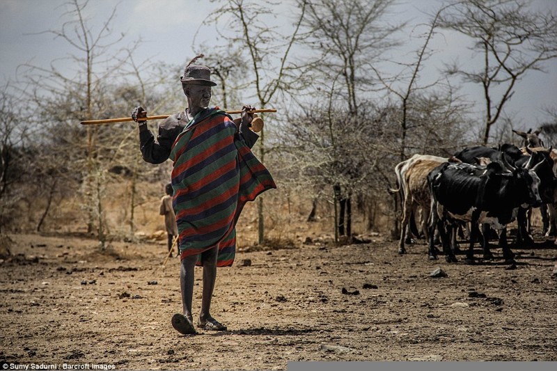 Это африканское племя погибает от засухи