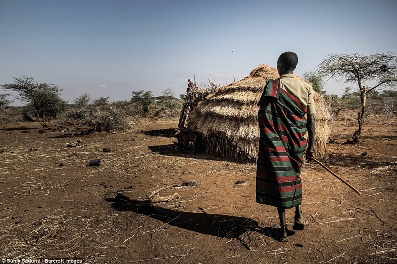 Это африканское племя погибает от засухи