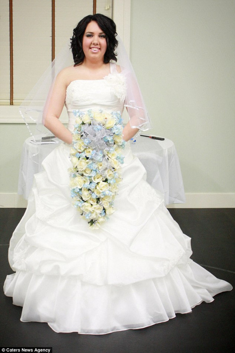 Девушка отпраздновала развод фотосессией с сожжением свадебного платья