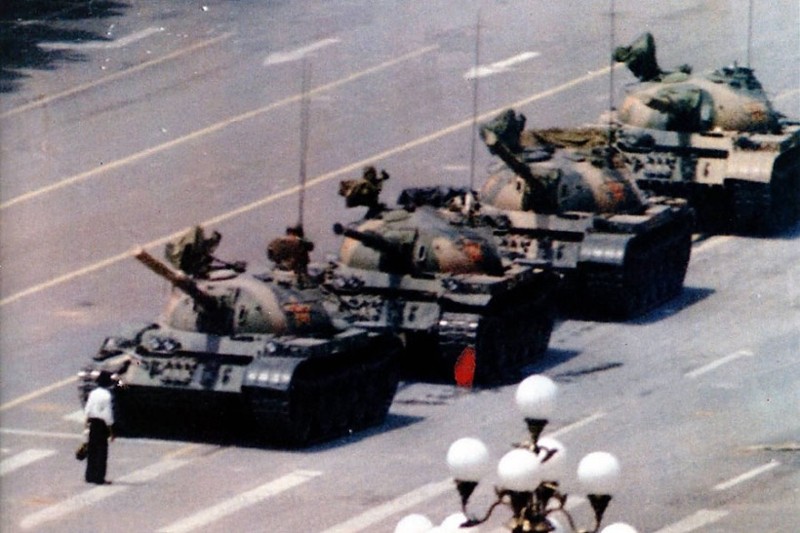 «Неизвестный бунтарь» на площади Тяньаньмэнь.  