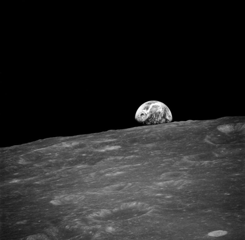 Впервые сфотографированный с лунной орбиты в течение полета Apollo-8 восход Земли.  