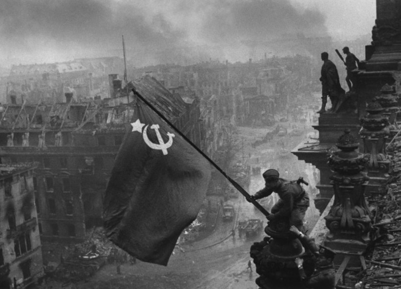 Знамя Победы над Рейхстагом. Евгений Халдей, 1945 год. 