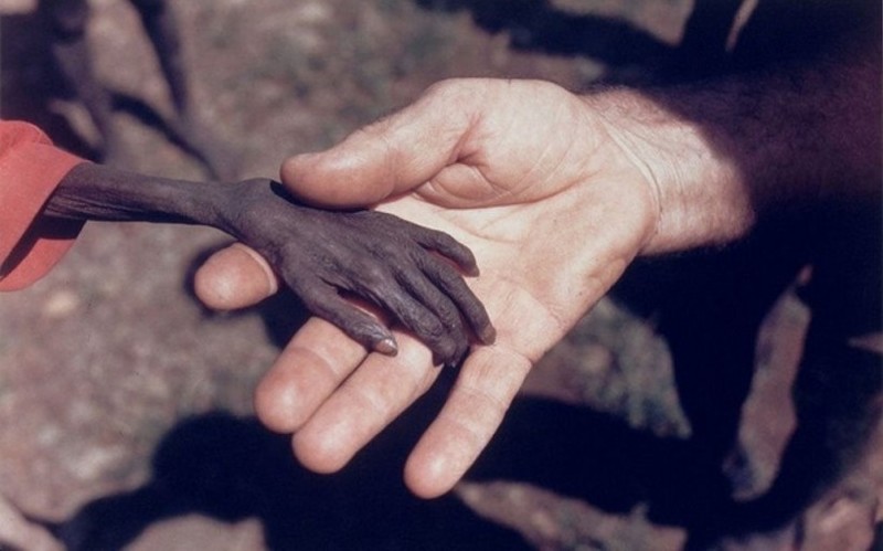 Уганда. Голодный мальчик и миссионер. 1980 год