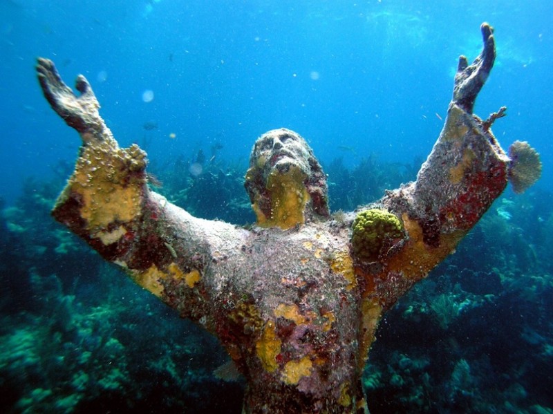 Статуя Христа покрылась кораллами на дне Атлантического океана у побережья Ки-Ларго, США  