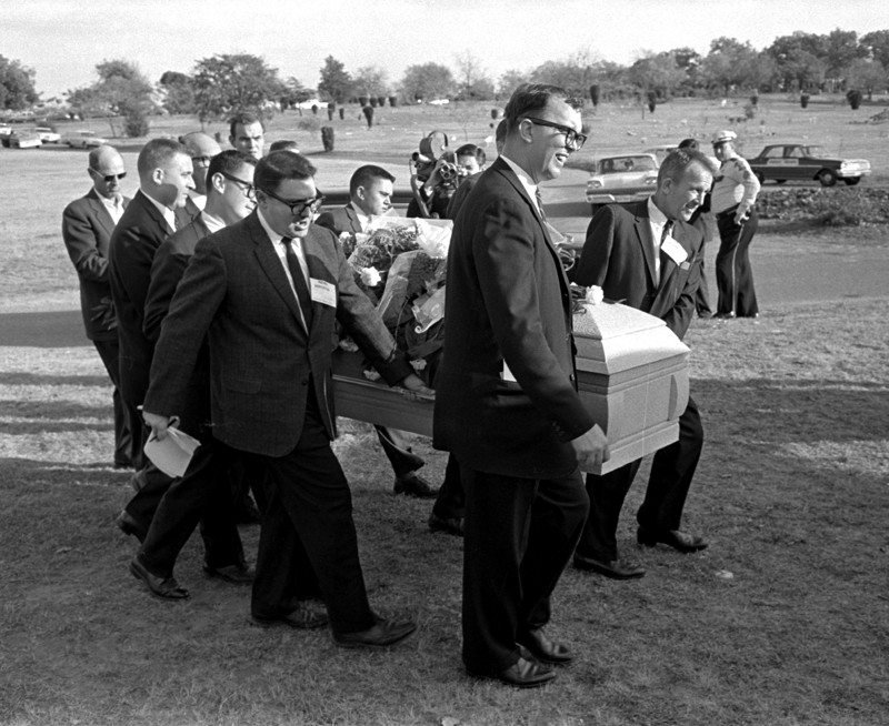Похороны Ли Харви Освальда. В связи с тем, что на похоронах практически не было людей, гроб с телом Ли Харви Освальда несли журналисты. Rose Hill кладбище, Форт-Уорт, штат Техас, 25 ноября 1963 года.  