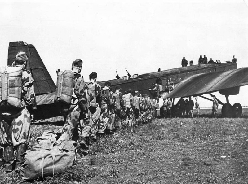 Советские парашютисты-десантники грузятся в бомбардировщик ТБ-3 на Северо-Кавказском фронте. 1943 год.