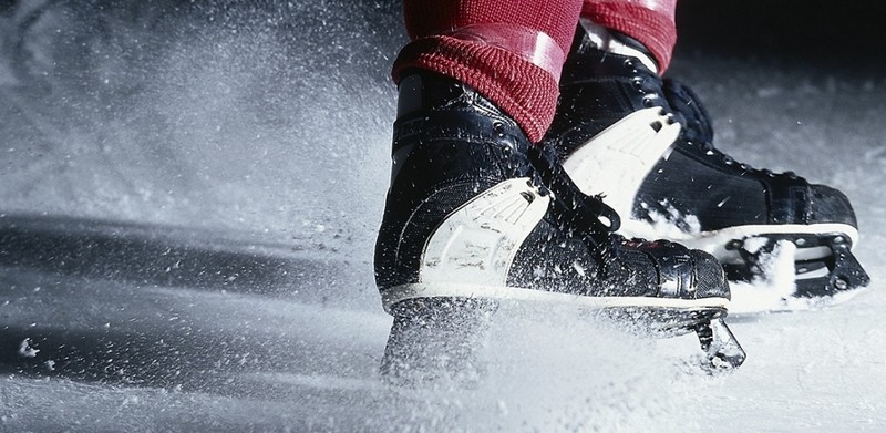 9. Из-за того, что толстый лёд мешает скоростному скольжению, на хоккейном катке его заливают на 7,6-10 см.