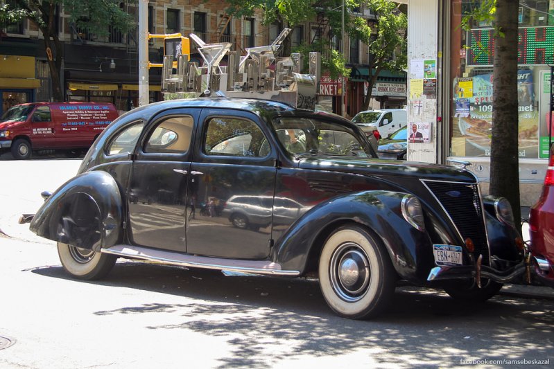 Промо-автомобиль Lincoln Zephyr  V-12 four-door sedan 1936 года выпуска, рекламирующий бар Hi-Life в Верхнем Вест-Сайде.