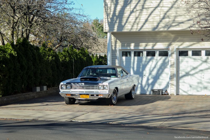 Plymouth Belvedere 1969 с двигателем объемом 6,3 литра и мощностью 330 л.с. Стоял на одной из улочек островка Сити-Айленд в Бронксе.