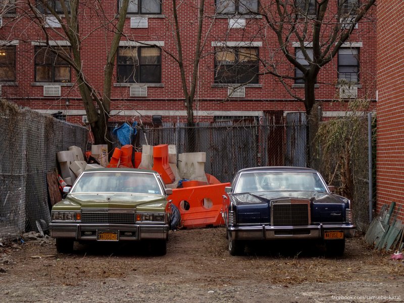 Cadillac Fleetwood Brougham и Lincoln Continental. Обе машины 1978 года выпуска. Судя по номерам где-то ездит еще один автомобиль.