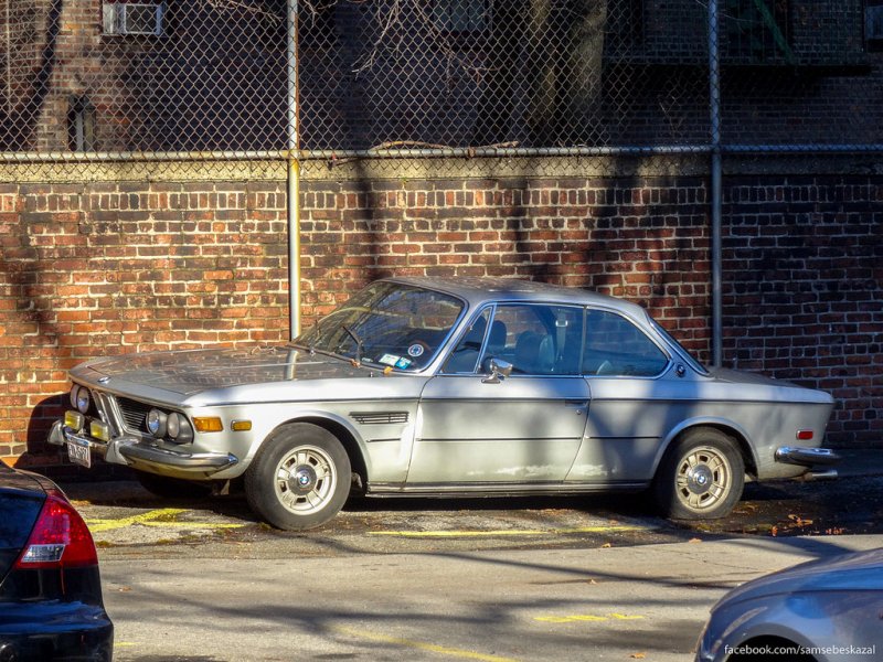 BMW 2800cs 1971 года. Стоит на парковке у праджектов в Алфабет-Сити.