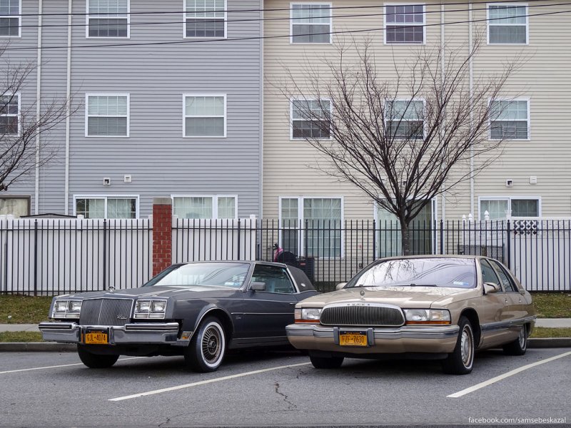  Buick Riviera 1984 года и Buick Roadmaster 1993 года в Бронксе. Предполагаю, что хозяин у них один.