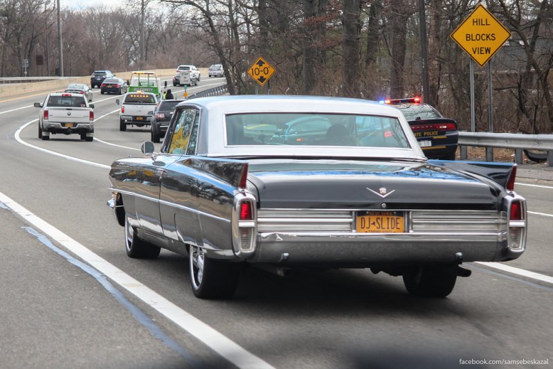 Cadillac Coupe Deville 1963 года, который обогнал меня на одном из хайвеев Лонг-Айленда.