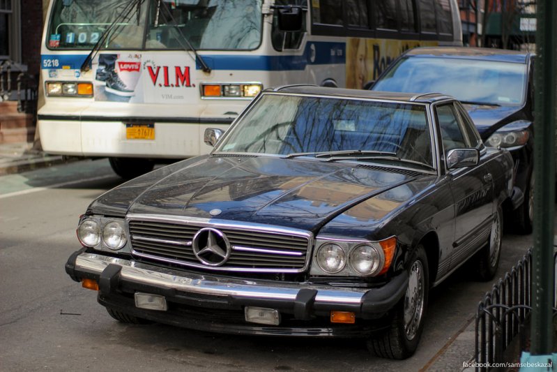 Mercedes-Benz 450SLC 1980 года в том же районе.