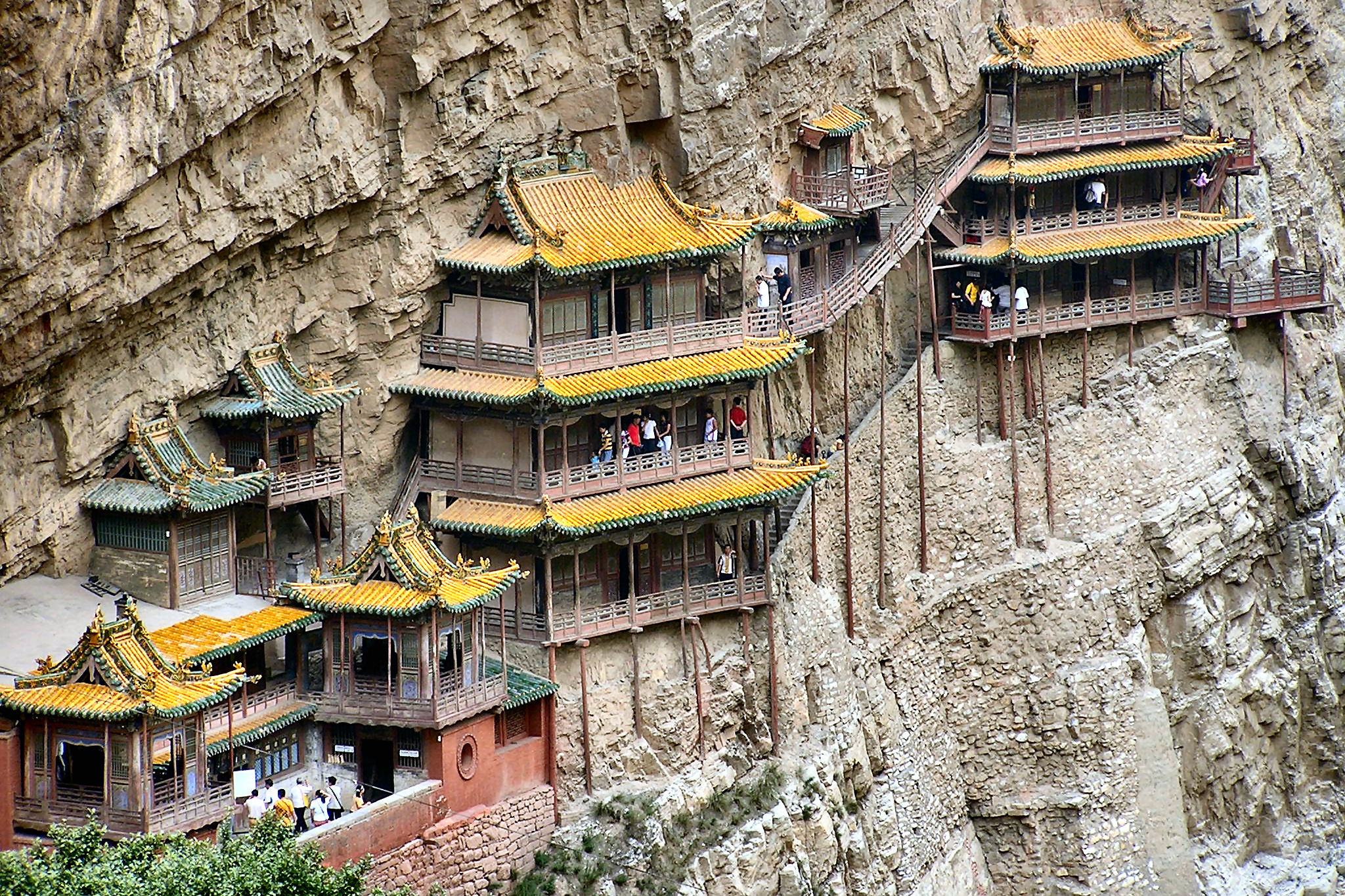 Город на горе в китае. Монастырь Сюанькун-сы, Китай. Шаньси храм Сюанькун. Висячий монастырь в Датуне. Висячий монастырь Сюанькун-сы Китай.