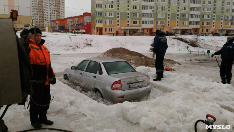 После публикации в СМИ, чиновники Пролетарского района узнали и проблеме и решили помочь несчастной женщине достать вмерзший в лед автомобиль.