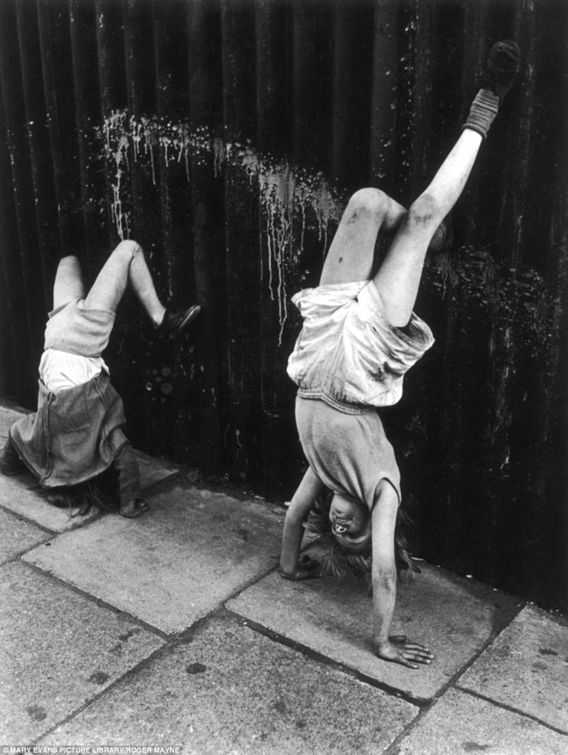 Девочки стоят на руках, Соутхэм стрит, 1956 год