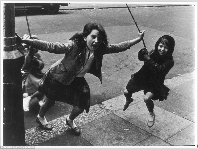 Девочки на самодельных качелях,Соутхэм стрит, Кенсингтон, 1958 год