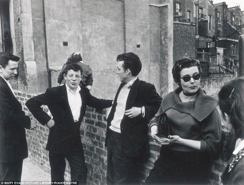 Молодежь из рабочего класса на одной из улиц западного Лондона, 1956 год