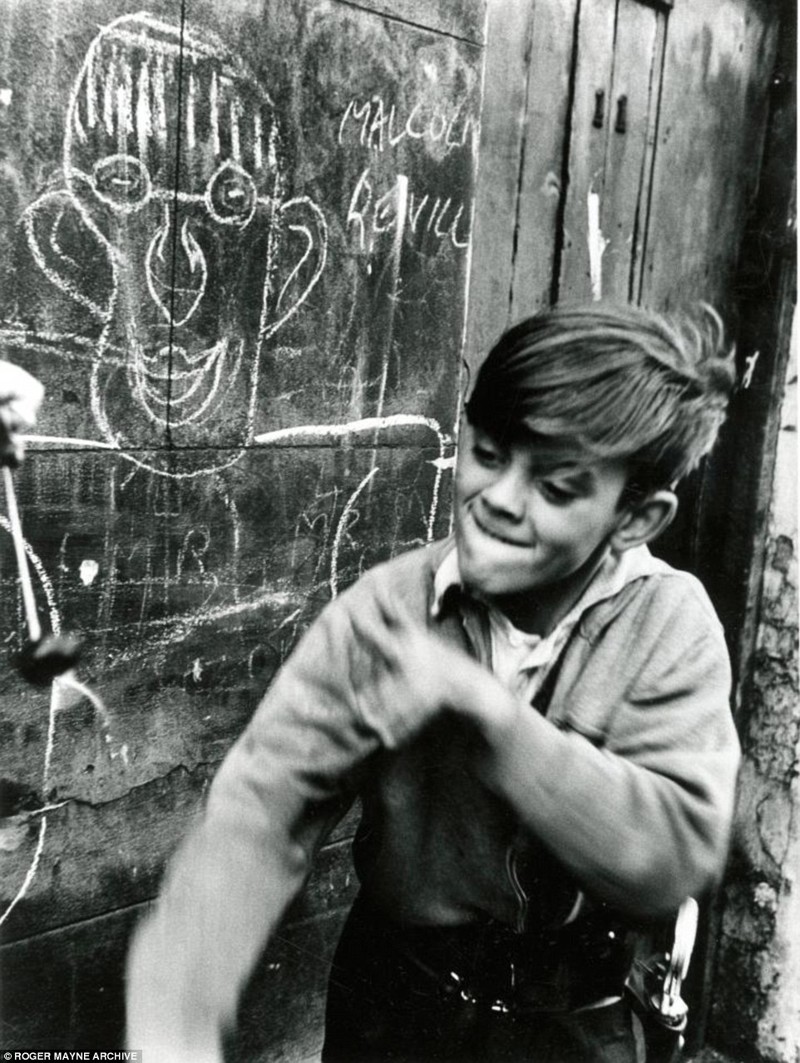 Мальчик за игрой "каштаны", Северный Кенсингтон, 1957 год