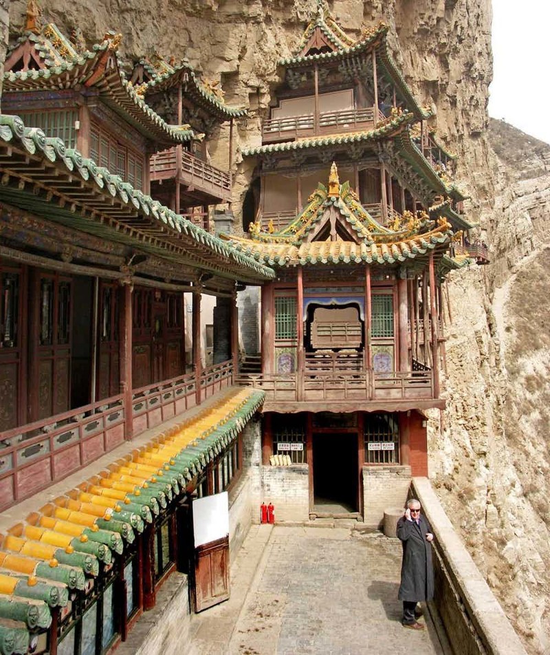 6. Монастырь в скалах Сюанькун-сы, Китай