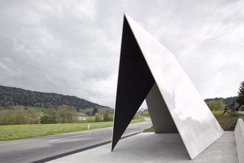 Минималистично-абстрактная остановка, имитирующая форму Альп, посёлок Крумбах, Австрия.  