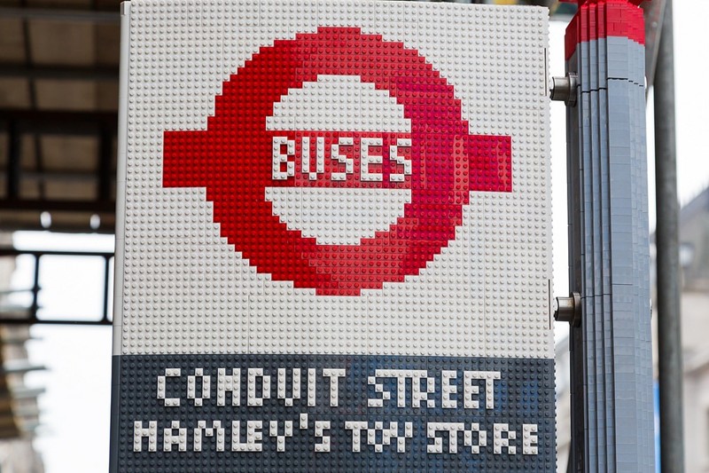 Остановка из LEGO на Риджент-стрит, Лондон, Англия. На её строительство ушло 100 тысяч "кирпичиков".  