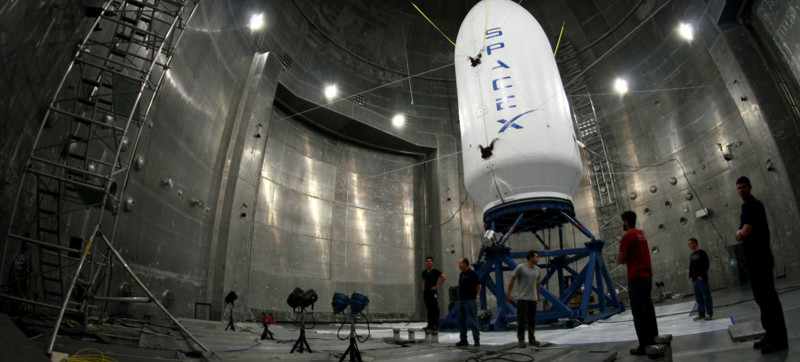 SpaceX обещает отправить двух космических туристов на Луну в 2018 году