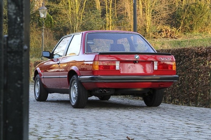 BMW 323i 1985-го года с пробегом 247 километров