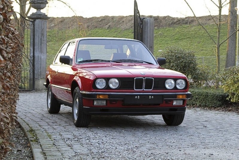 BMW 323i 1985-го года с пробегом 247 километров