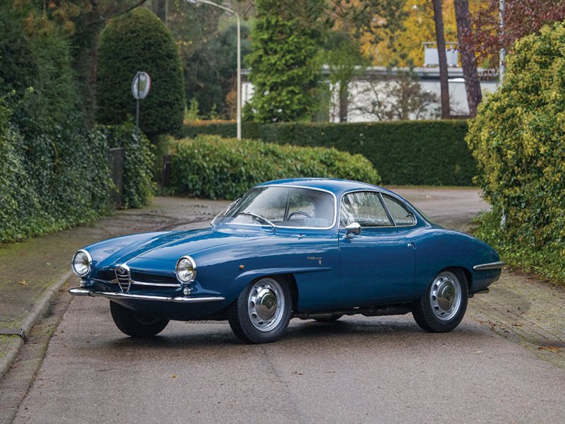 Элегантная синяя Alfa Romeo Giulietta Sprint Speciale by Bertone выпуска 1963 года, при предварительной оценке от 120 000 euro — продана не была.