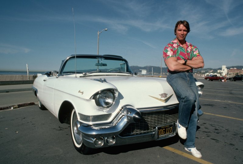 Красавец мужчина: Шварценеггер на фоне белоснежного Cadillac Eldorado 1957 вблизи популярного калифорнийского пляжа Venice Beach