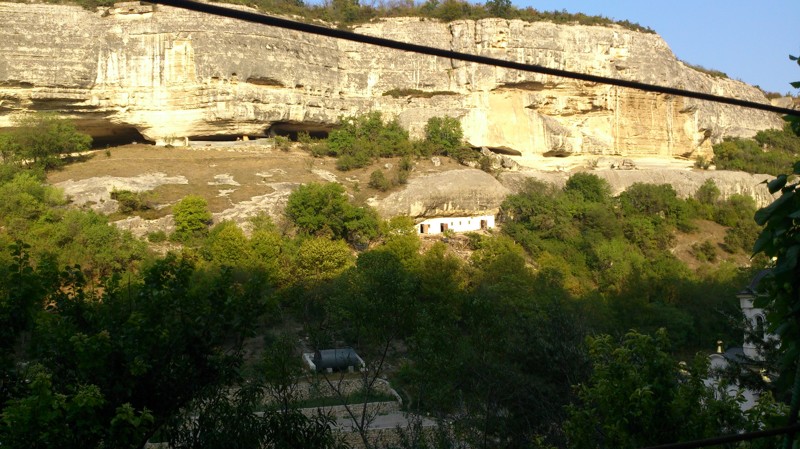 На плато древний город Чуфут-Кале,а внизу здание в пещере
