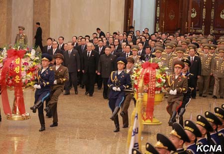По случаю Дня Звезды товарищ Ким Чен Ын посетил Кымсусанский Дворец Солнца