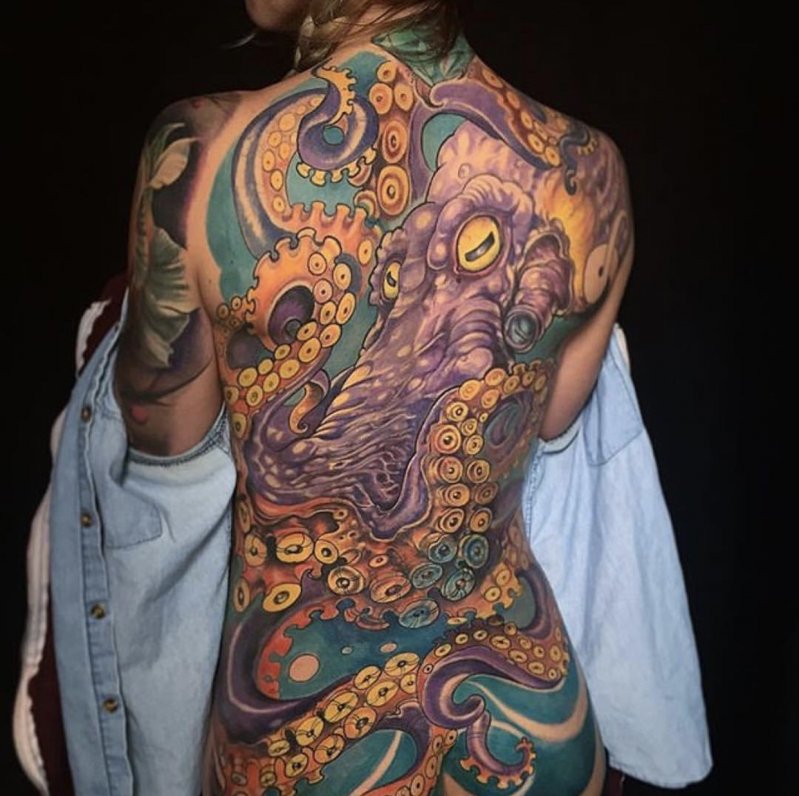 Девушка с татуировкой осьминога 